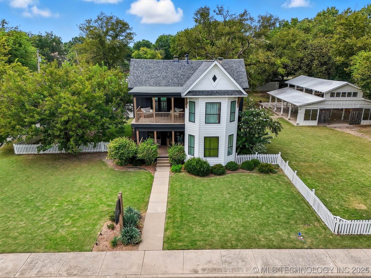 924 Main Street - Photo 1