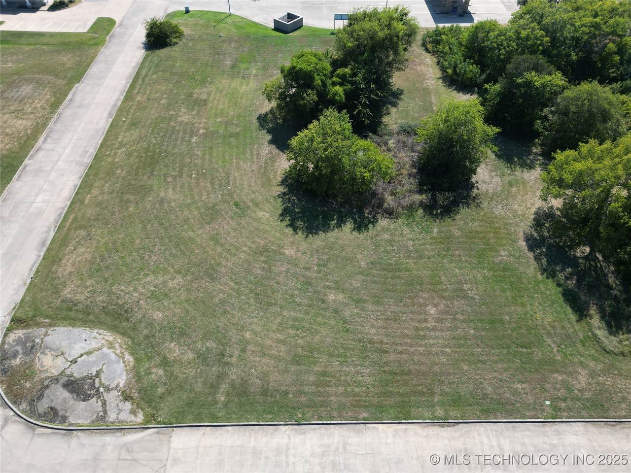 1405 Brookview Drive - Photo 1