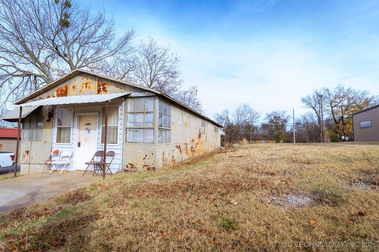 501 E Broadway Street - Photo 1