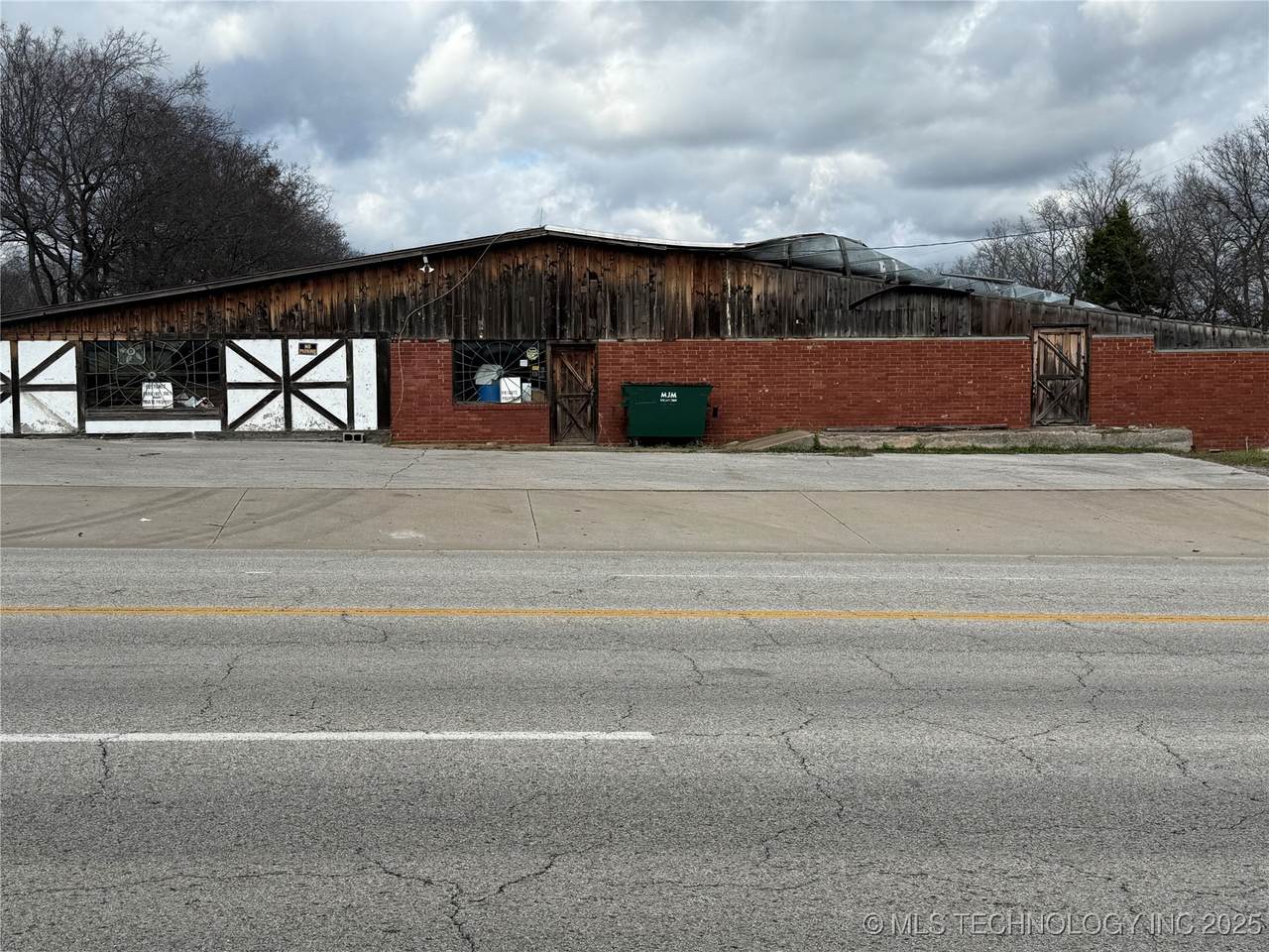 7601 76th Street North - Photo 1