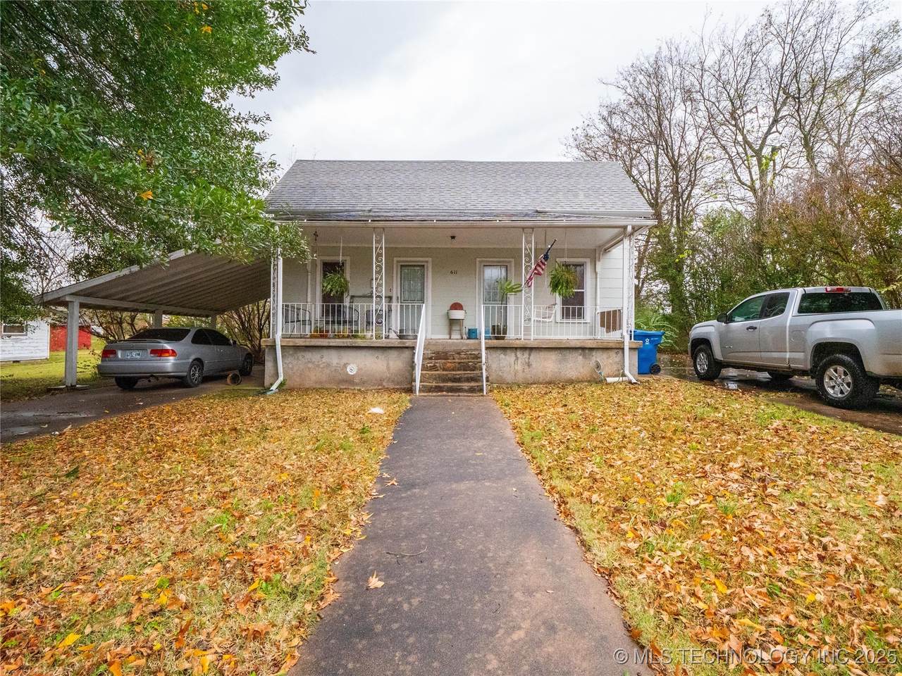 611 Hickory - Photo 1