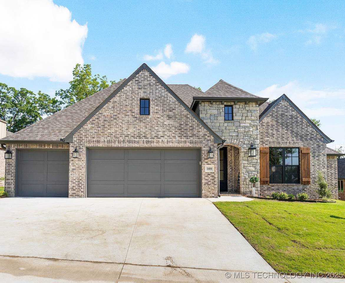 1604 Pinecrest Drive - Photo 1