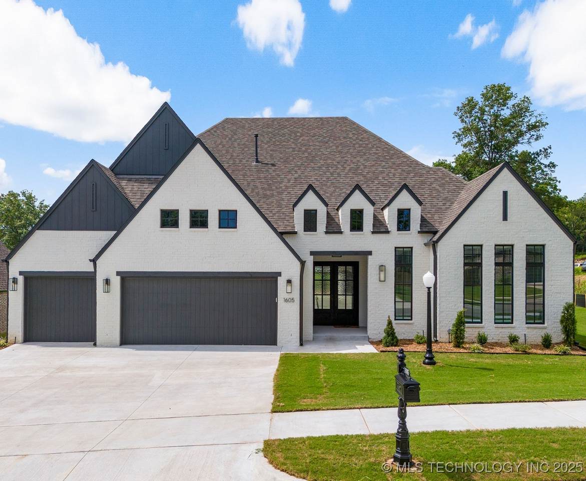 1605 Pinecrest Drive - Photo 1