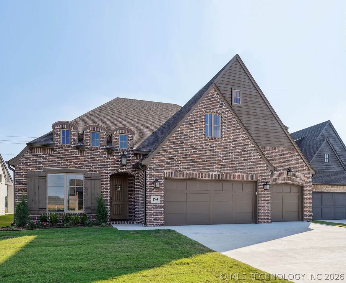 2705 Twin Oaks Street - Photo 1