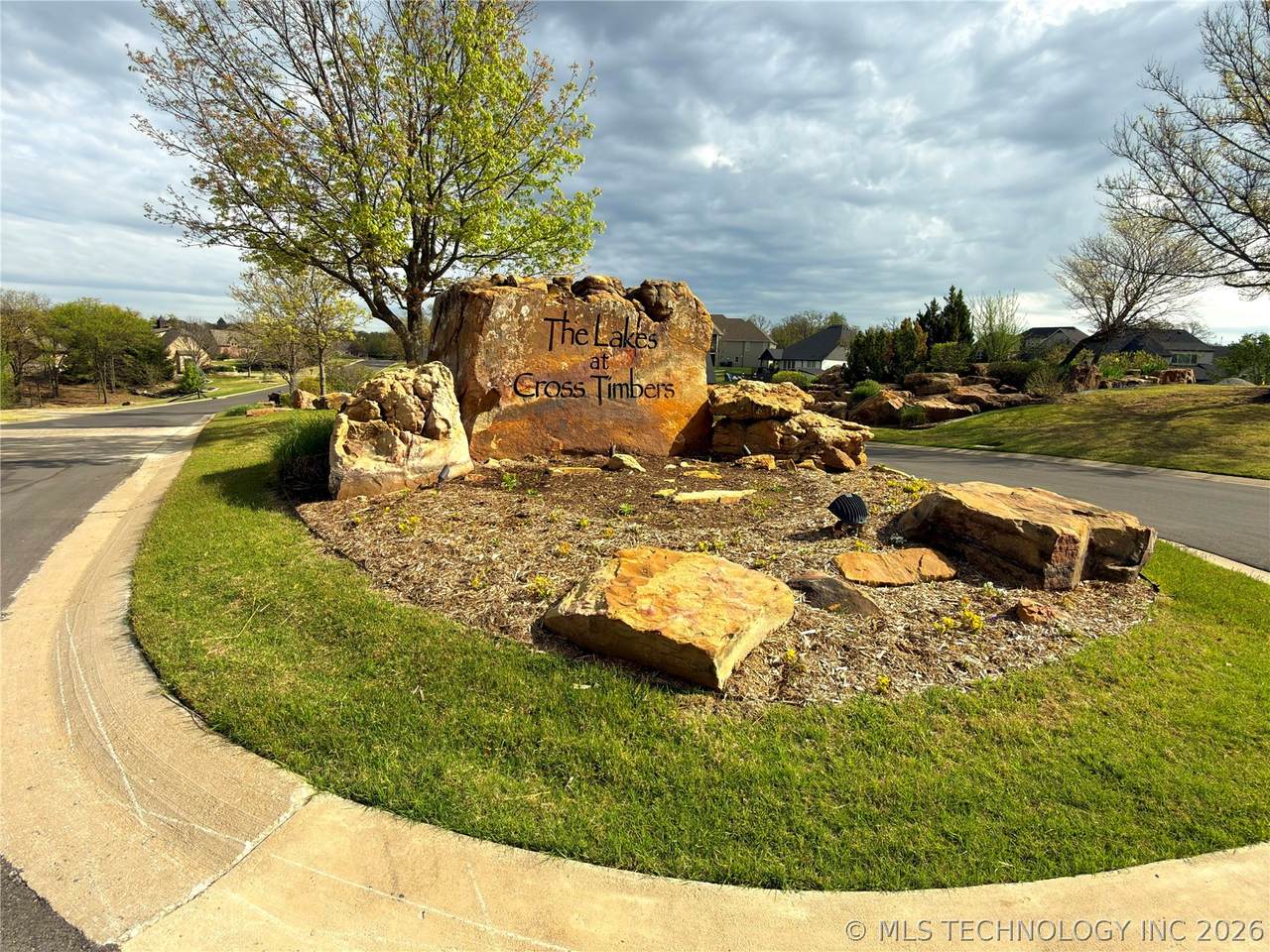 590 Creekside Drive - Photo 1