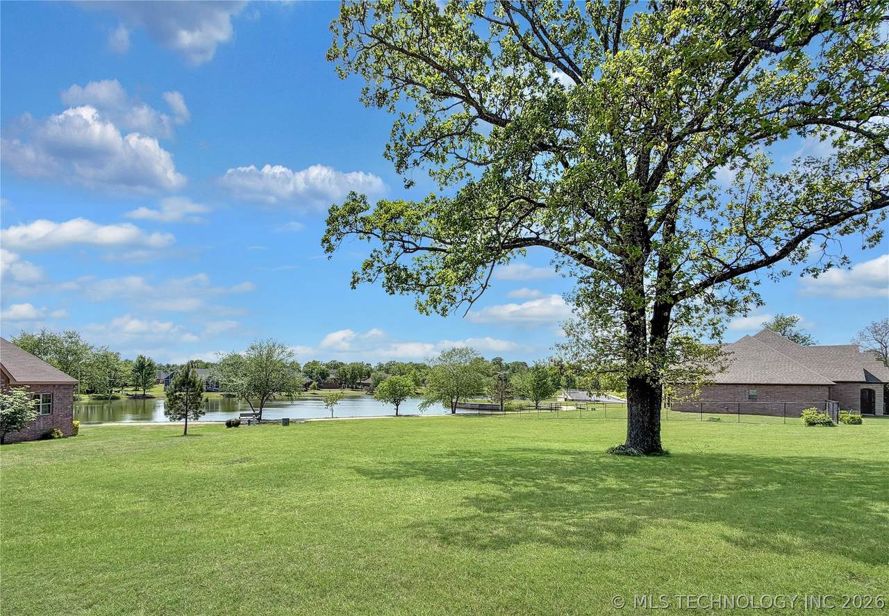 725 Northlake Drive - Photo 1