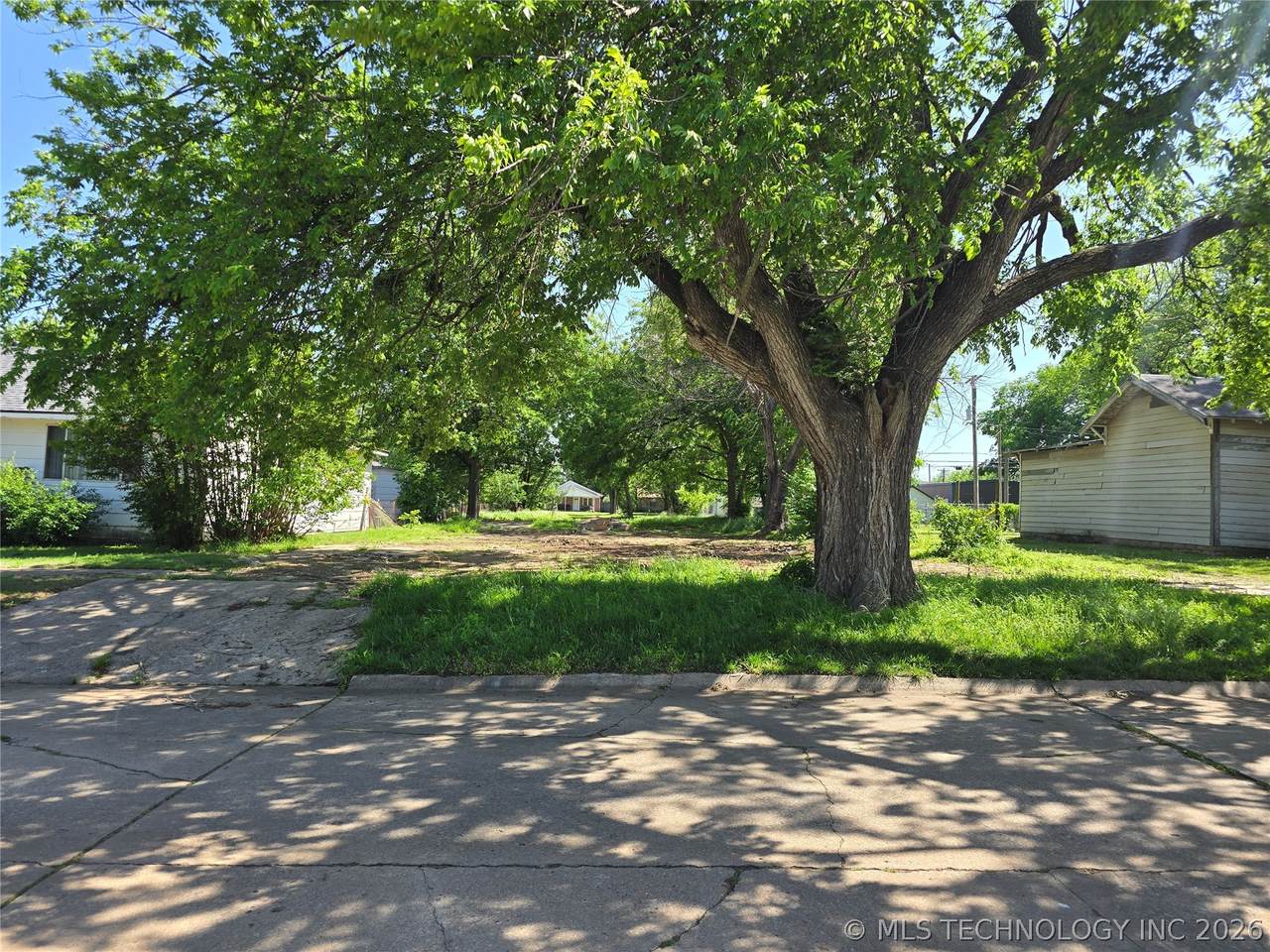 1117 Maple - Photo 1