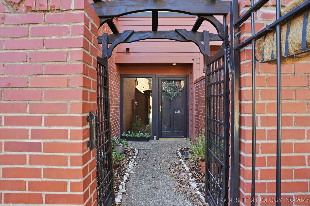 38 Woodward Boulevard - Photo 1