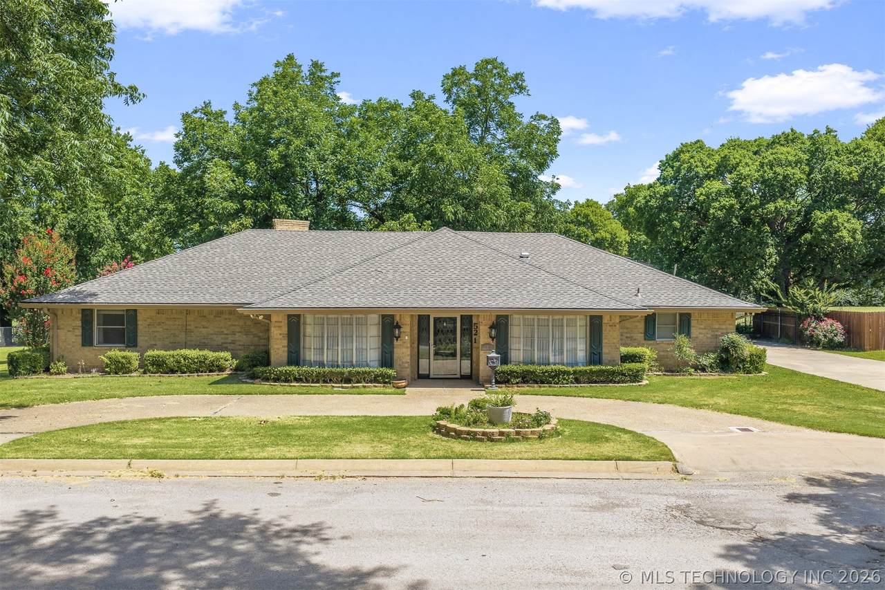 521 Circle Drive - Photo 1
