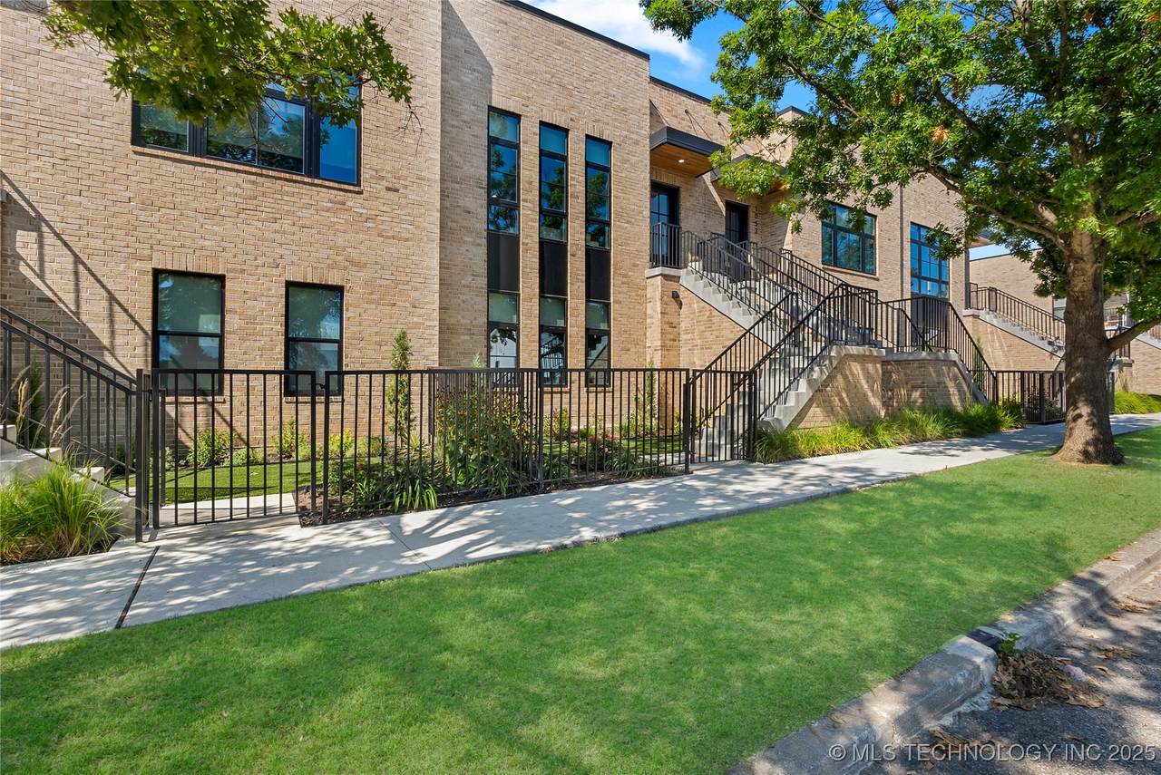 1049 8th Street - Photo 1