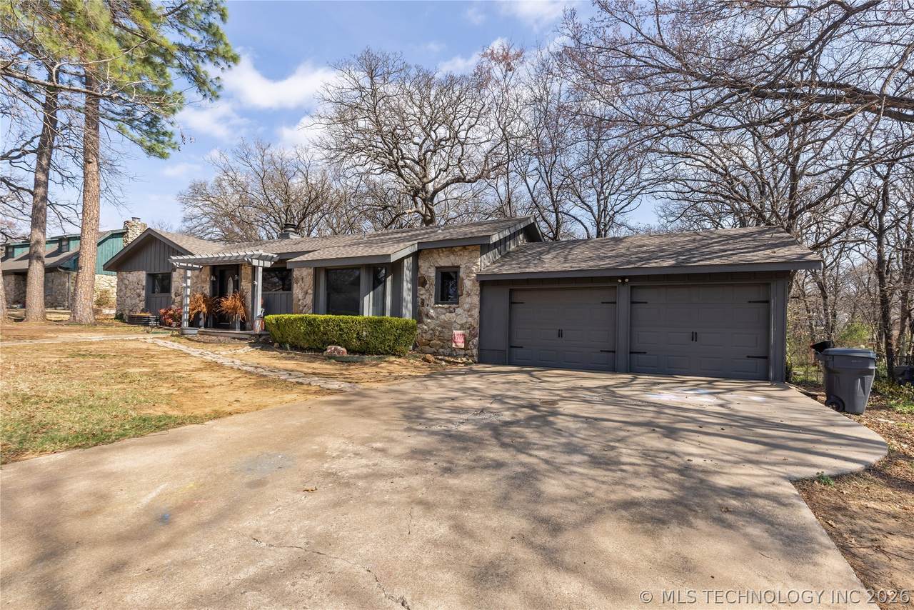 1404 Oakridge - Photo 1