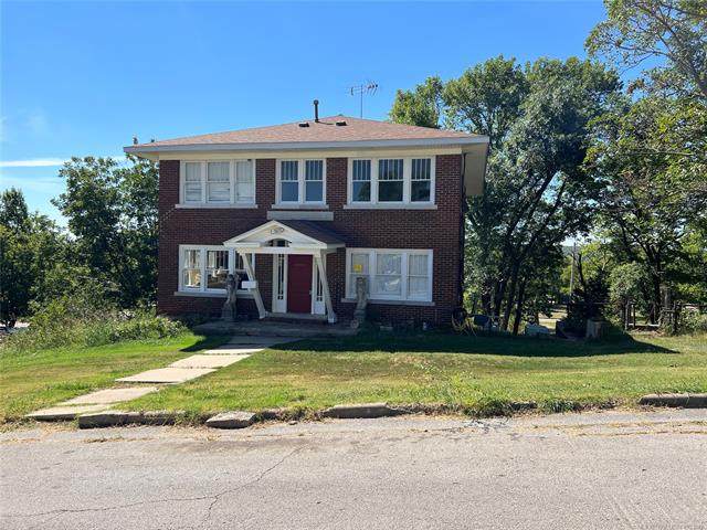 312 11th Street East - Photo 1
