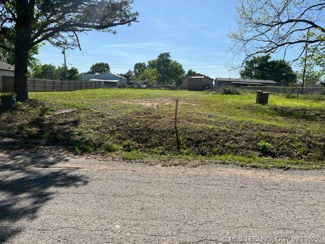 1620 Oak Street - Photo 1