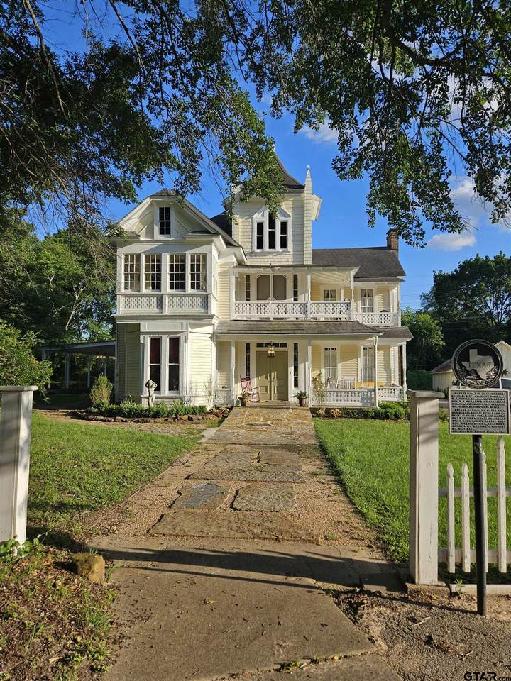 301 Larissa - Photo 1