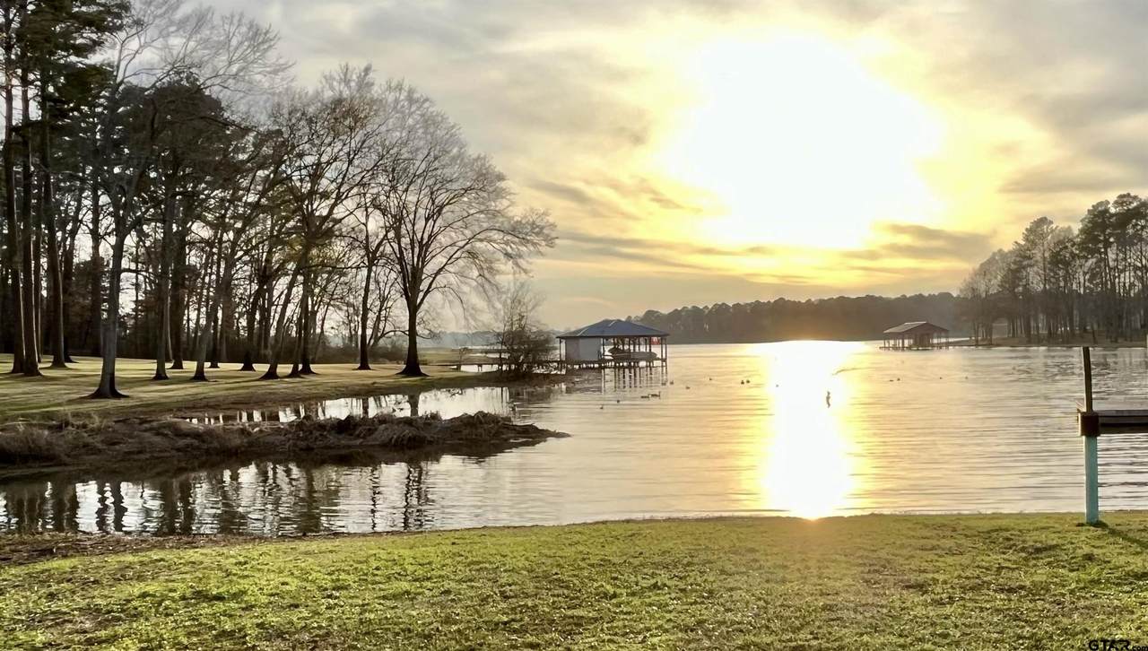 915 Red Bud - Photo 1