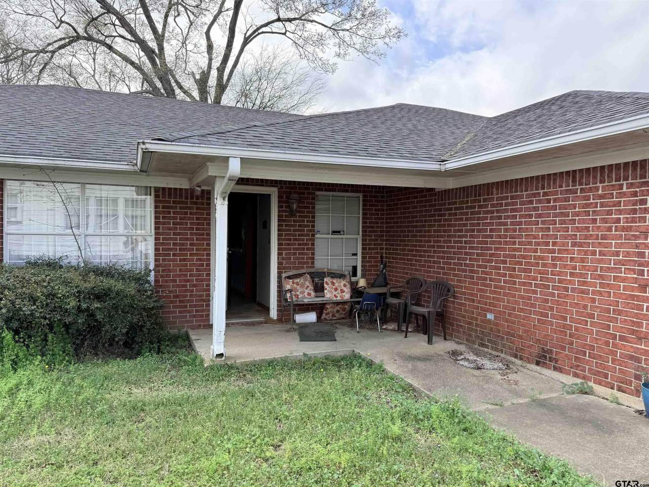 425 Neches St. - Photo 1