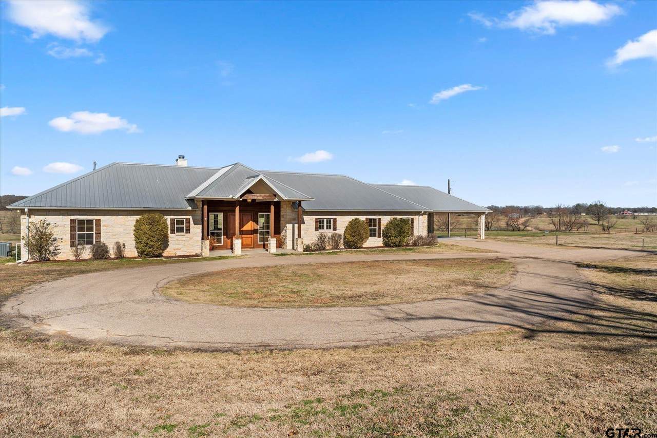 240 Private Road 1613 - Photo 1