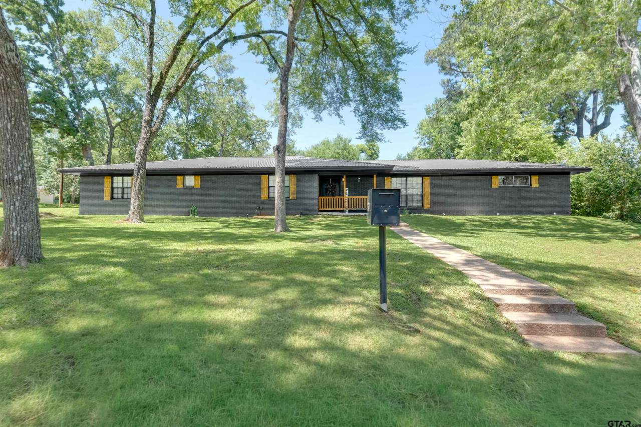 207 Lakeshore Dr. - Photo 1