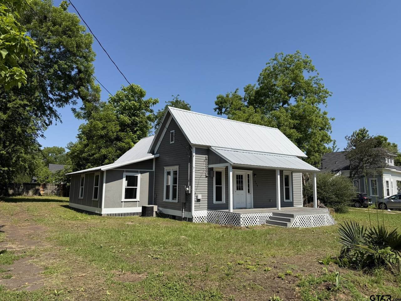 206 Live Oak - Photo 1