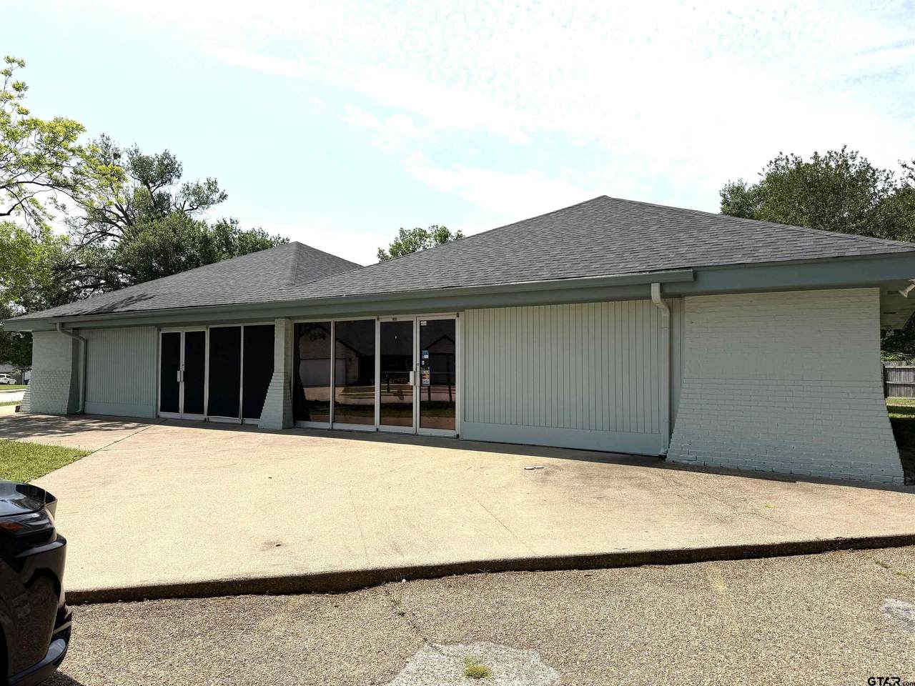 406 Lindsey - Photo 1