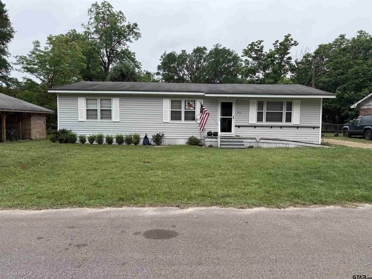 306 Floyd St - Photo 1