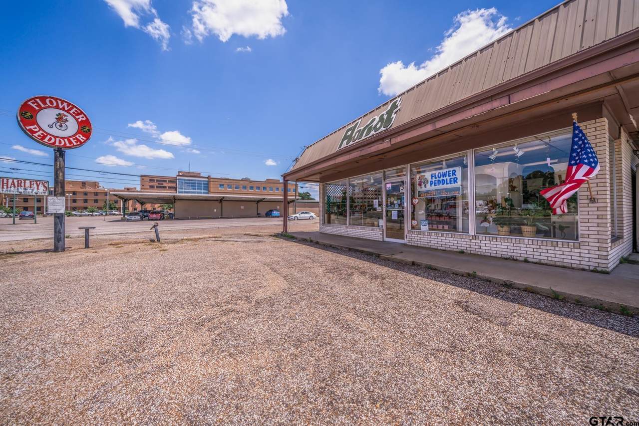510 E Marshall Avenue - Photo 1