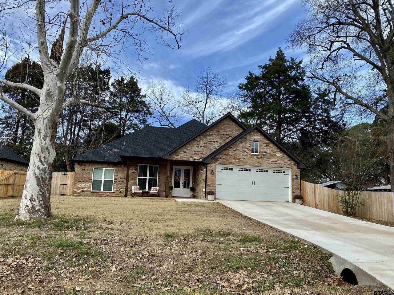 702 Davis Ave - Photo 1
