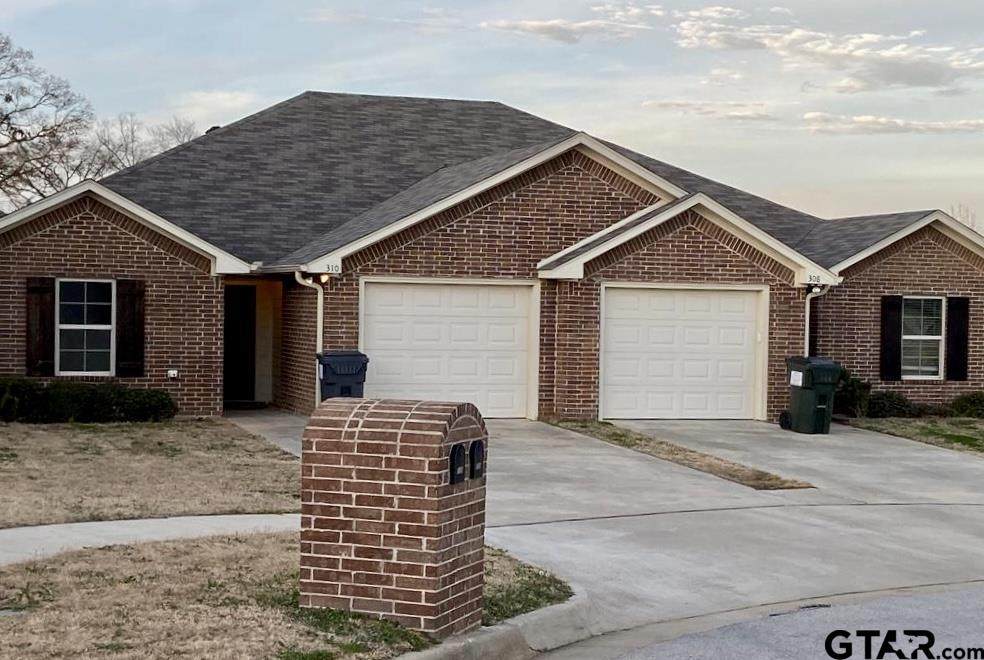 308 Princess Pl - Photo 1