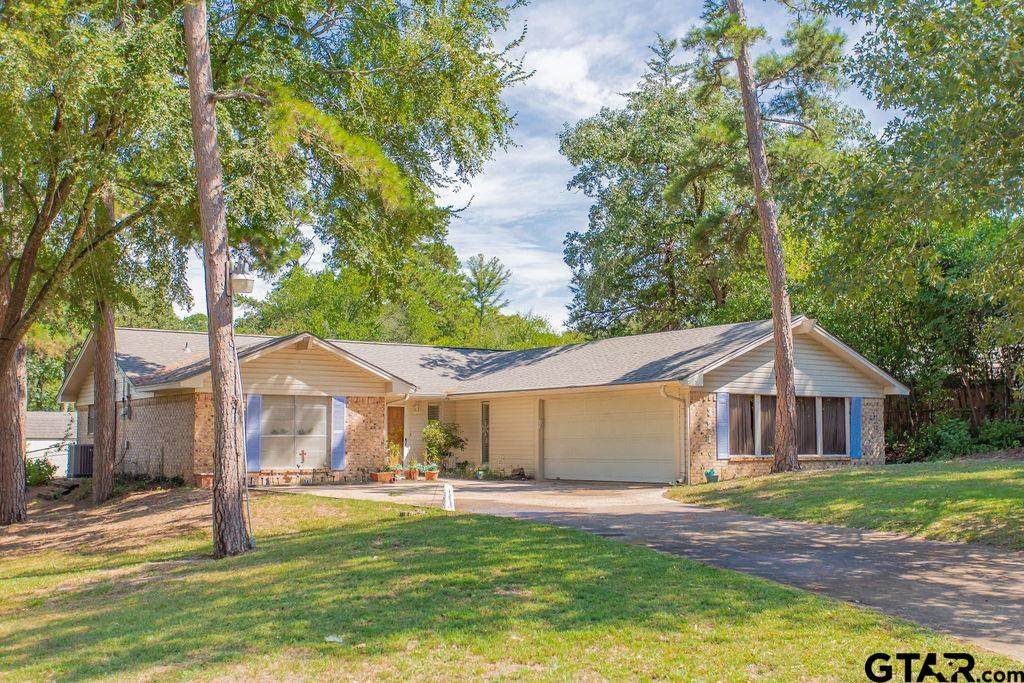 321 Lakeview Drive - Photo 1