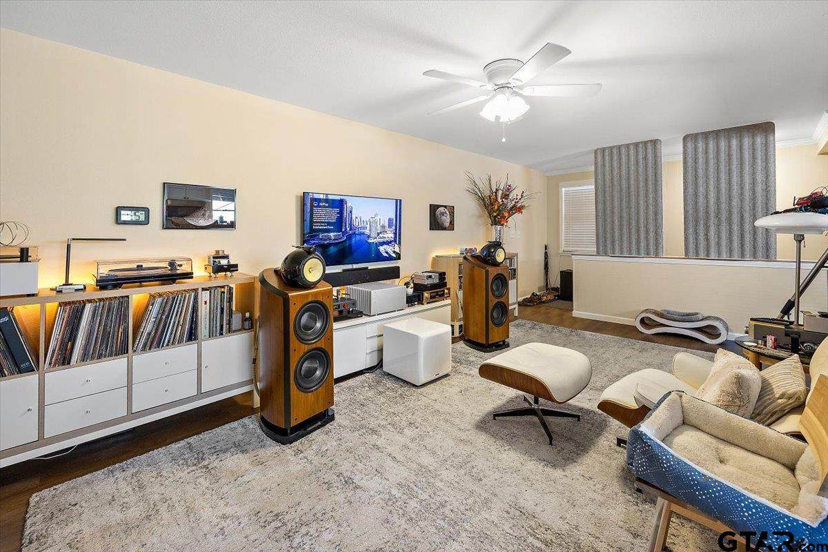 135 Henderson - Photo 1