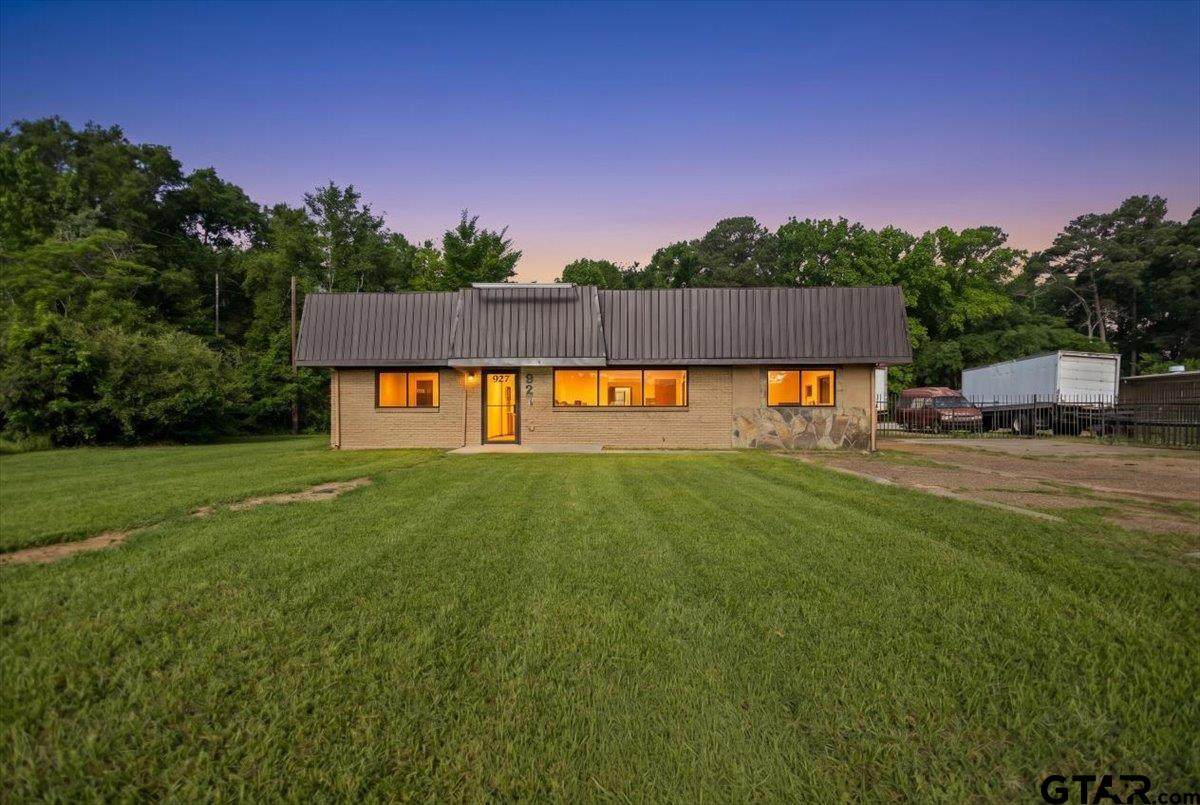 927 Se Loop 323 - Photo 1