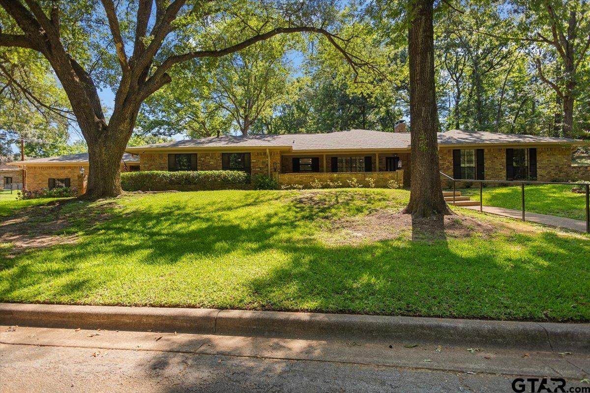 555 Lakeshore Dr. - Photo 1