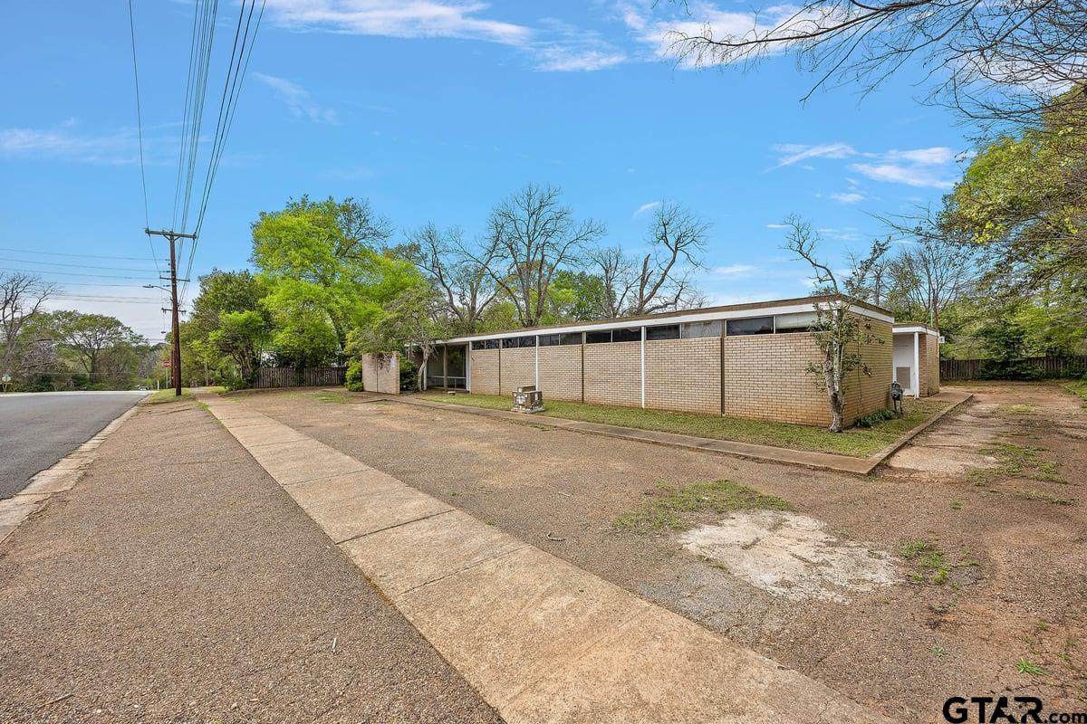 200 W 5th St - Photo 1