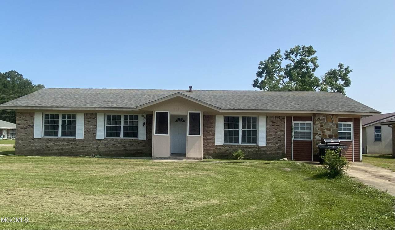 212 Lynn Circle - Photo 1