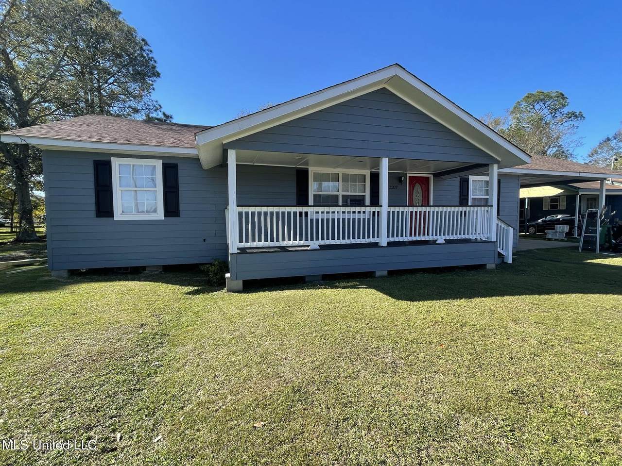 2207 10th Street - Photo 1