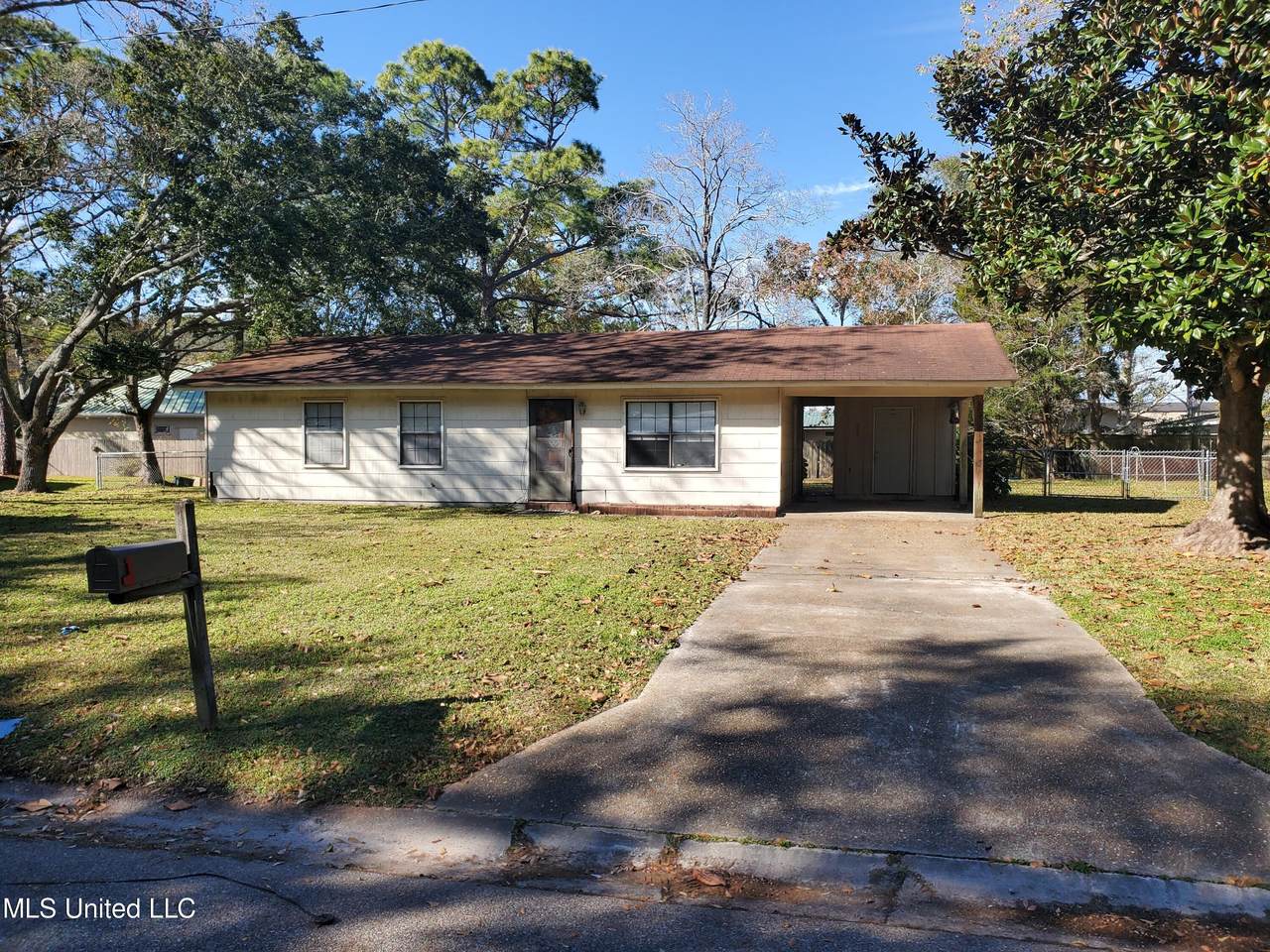 3709 Pineview Drive - Photo 1
