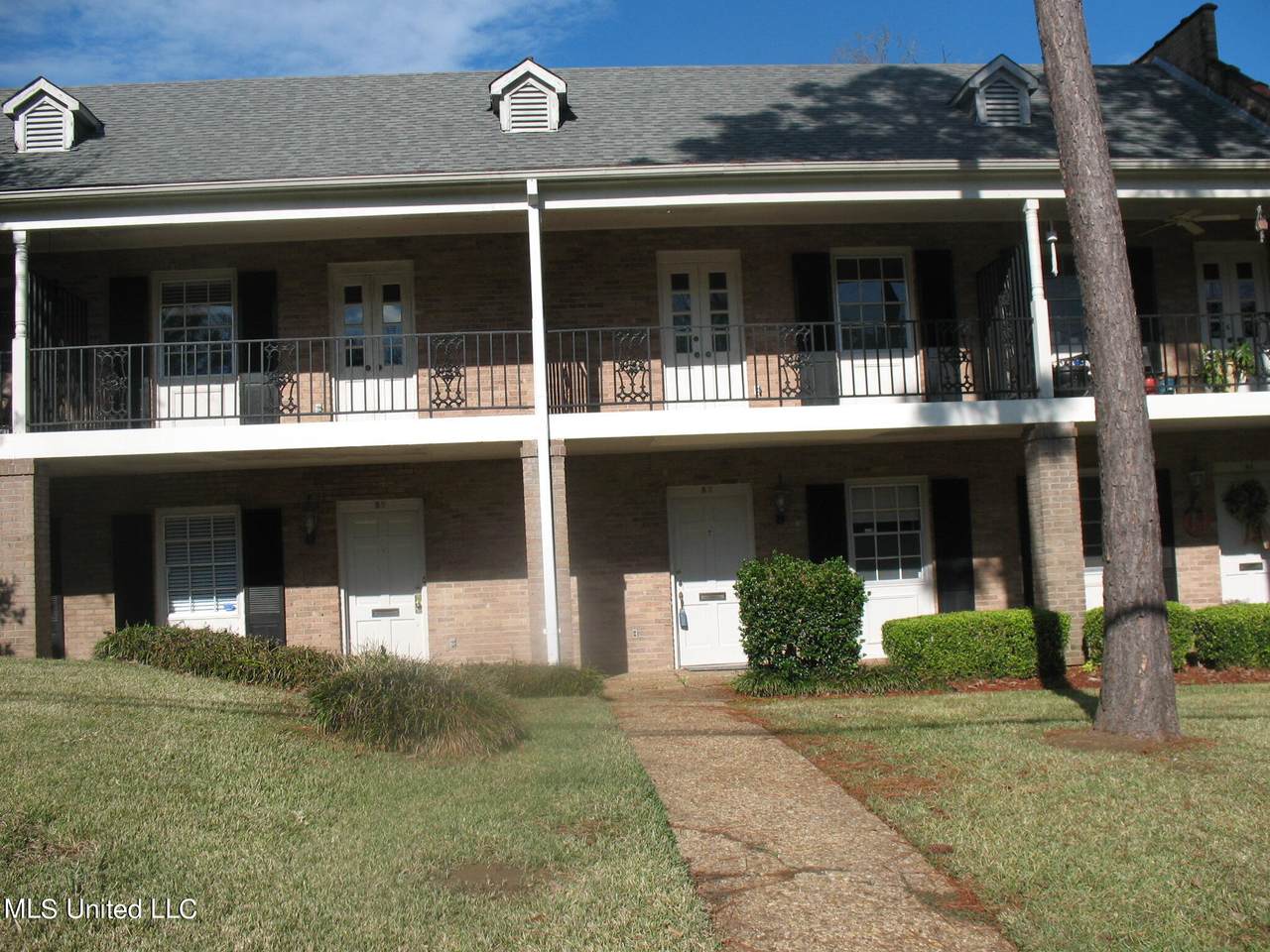 910 Pinehurst Place - Photo 1