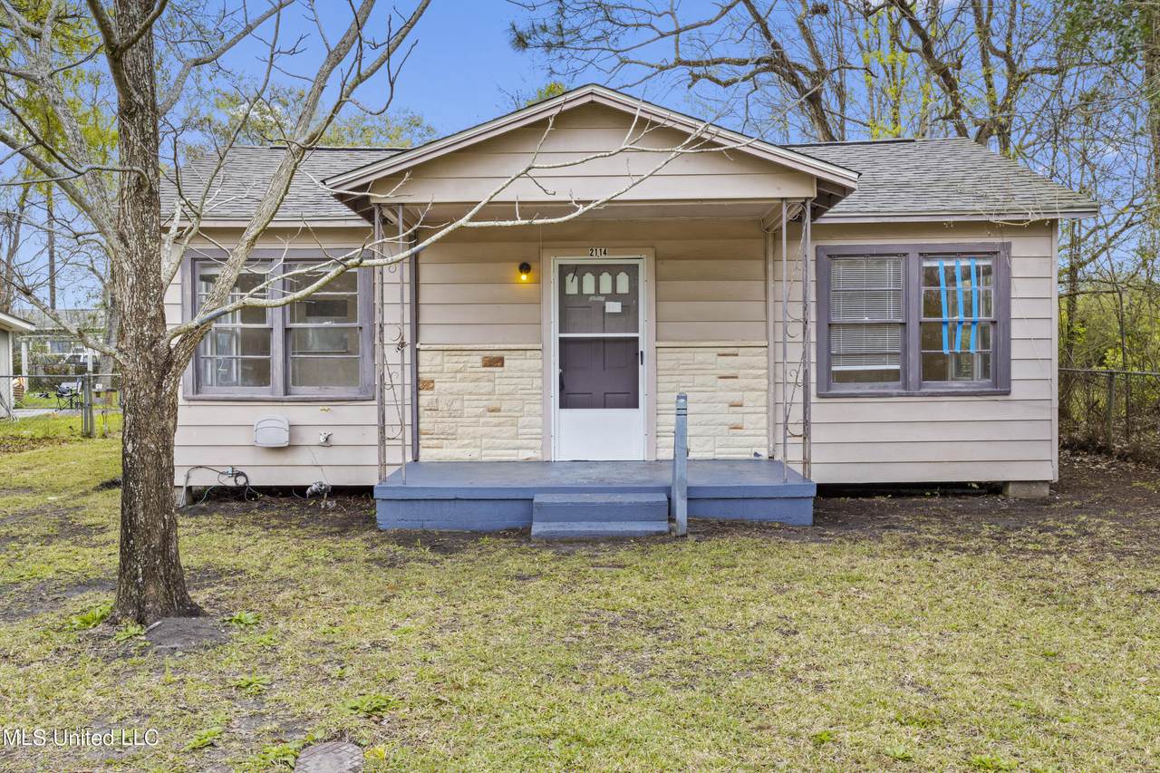 2114 42nd Avenue - Photo 1