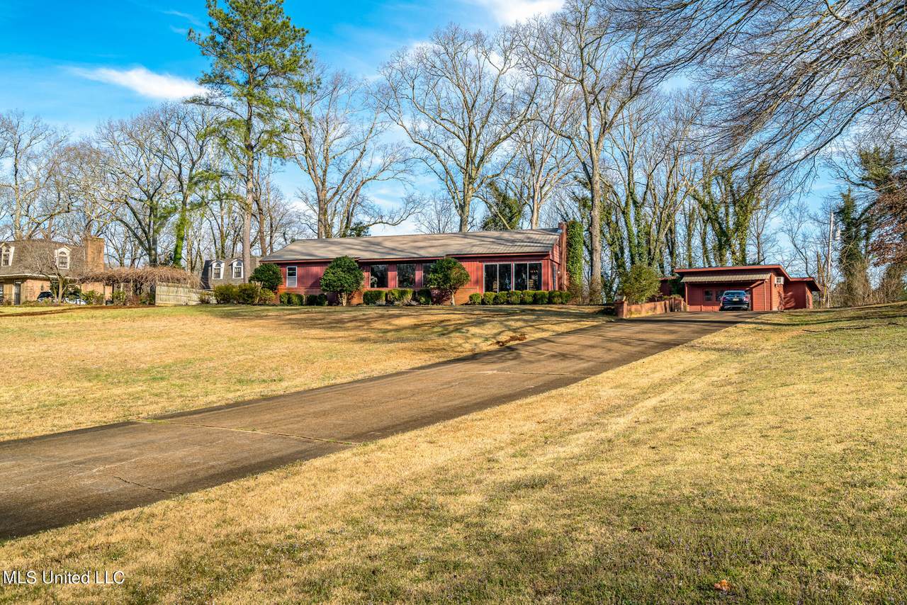 560 Woodland Heights - Photo 1