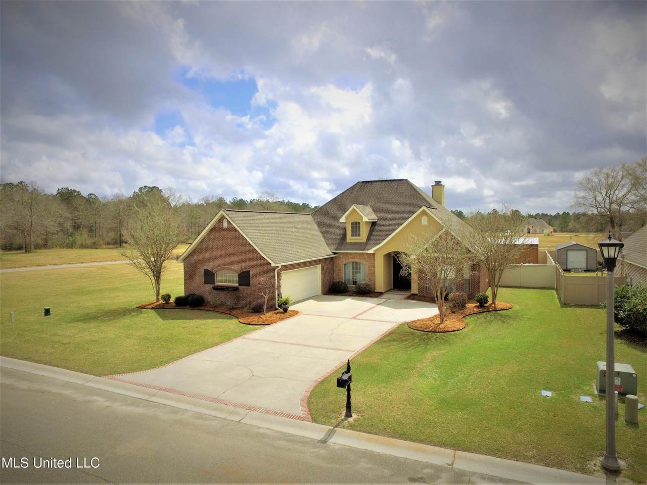 512 Pemberton Place - Photo 1