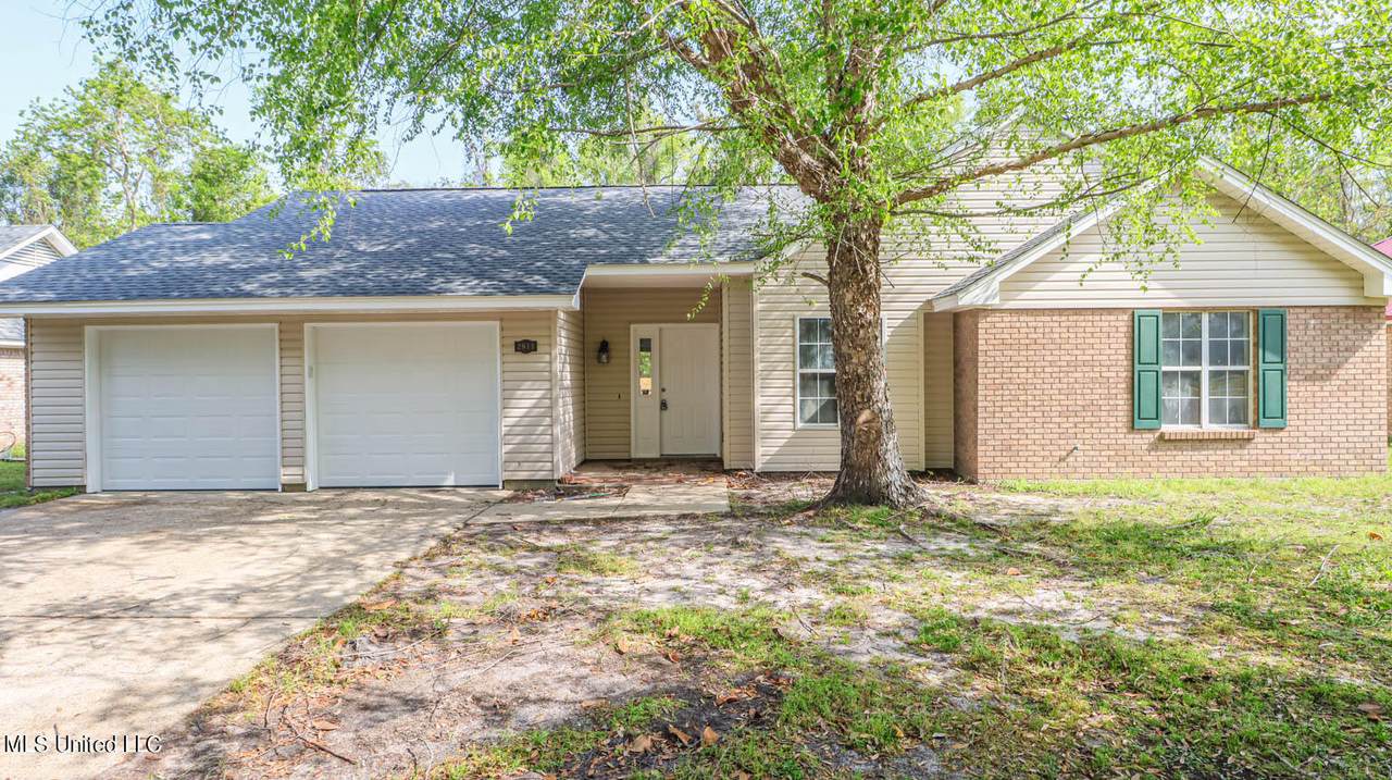 2813 Oakridge Circle - Photo 1