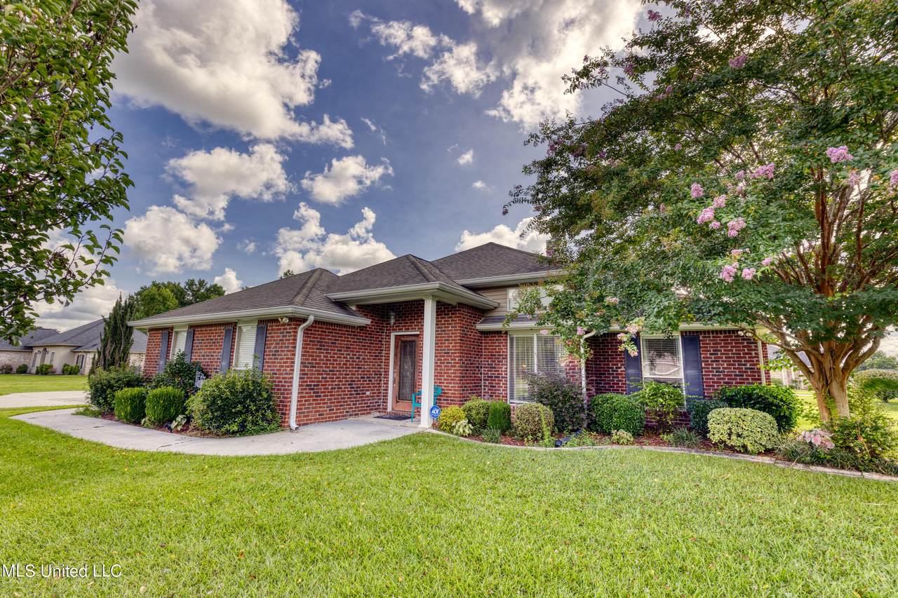 8 Chippewa Drive - Photo 1