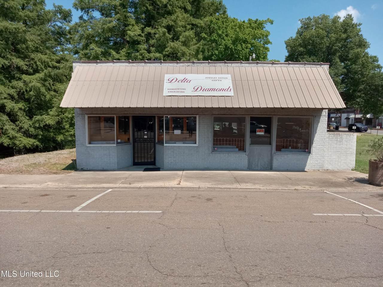 101 Front Avenue - Photo 1