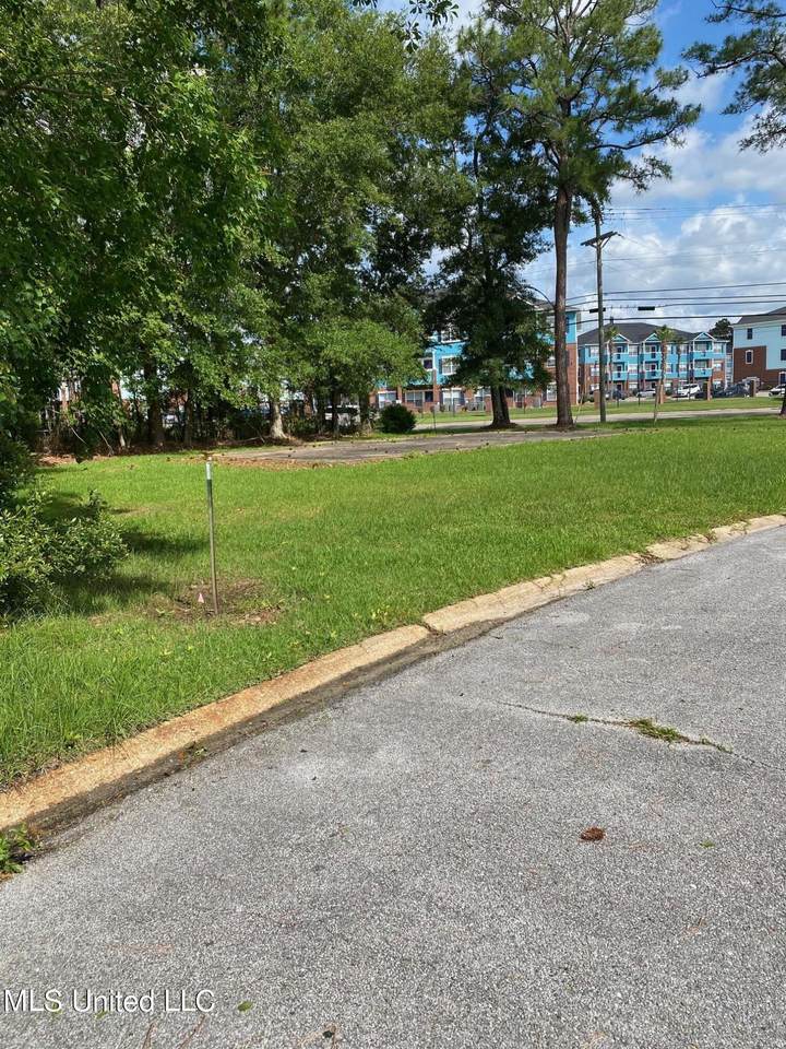 16005 Lemoyne Boulevard - Photo 1