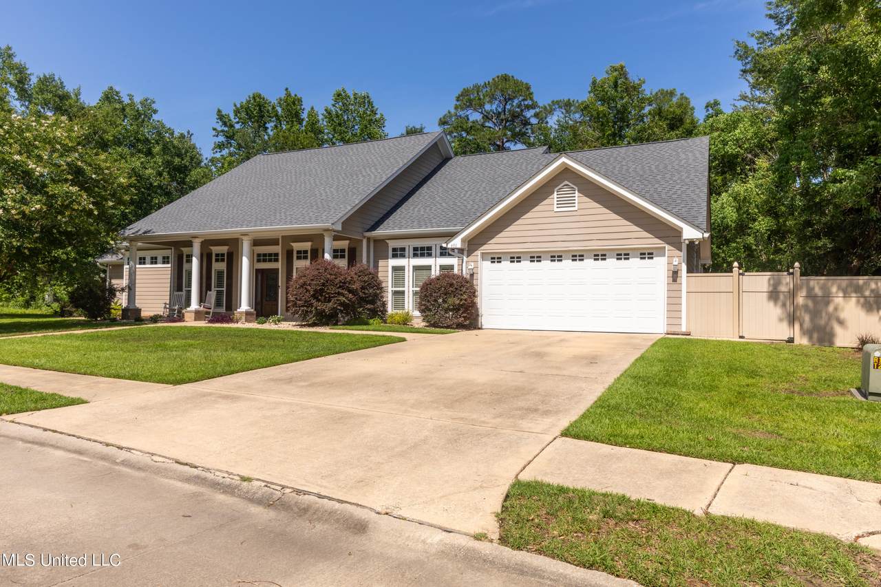 690 Savannah Estates Boulevard - Photo 1