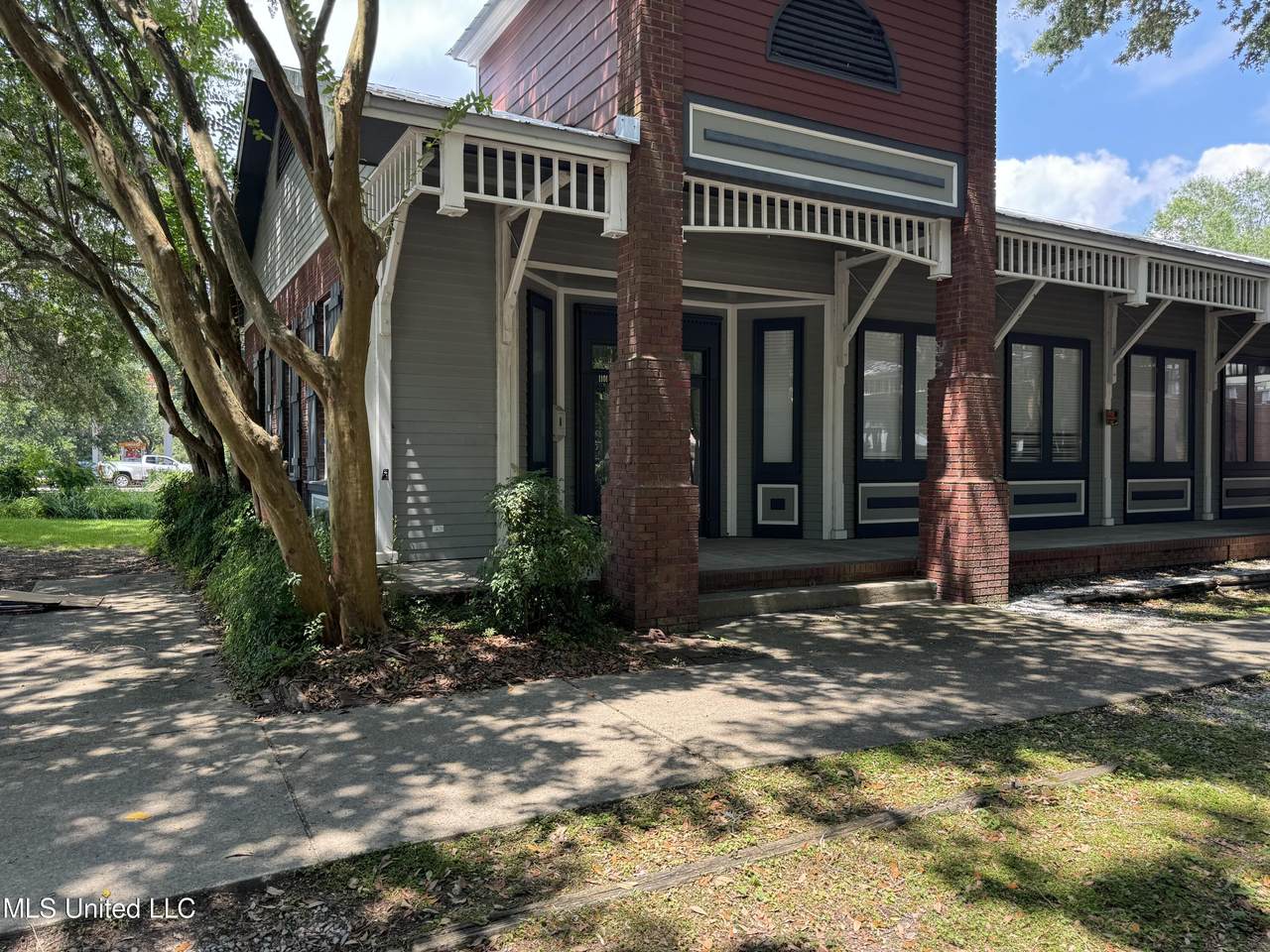 1101 Robinson Street - Photo 1
