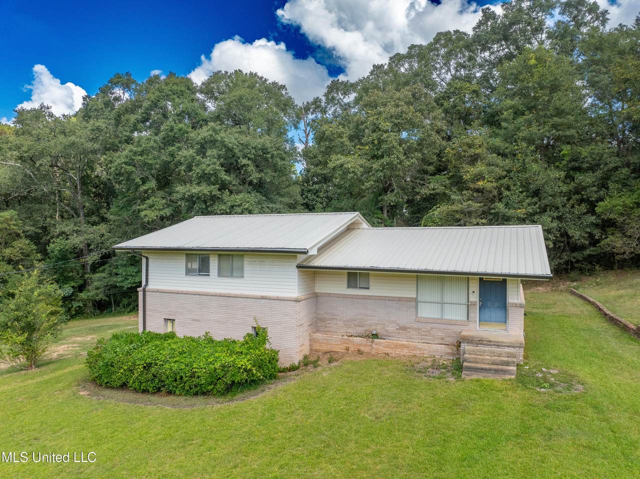 703 James Avenue - Photo 1