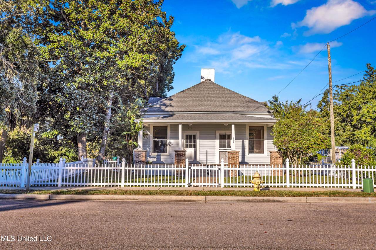 817 39th Avenue - Photo 1