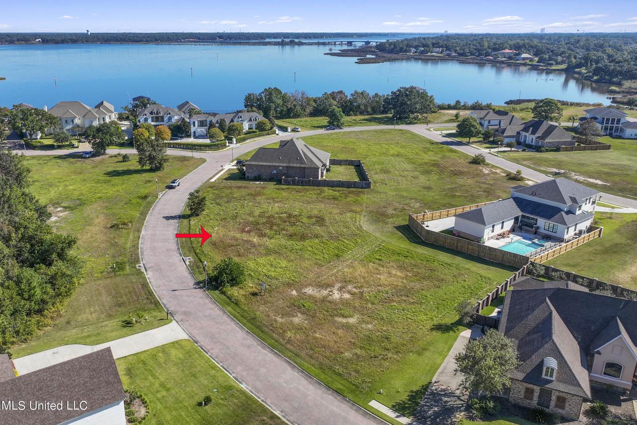 410 Goose Pointe Boulevard - Photo 1
