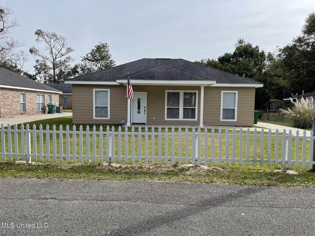 203 Milner Avenue - Photo 1